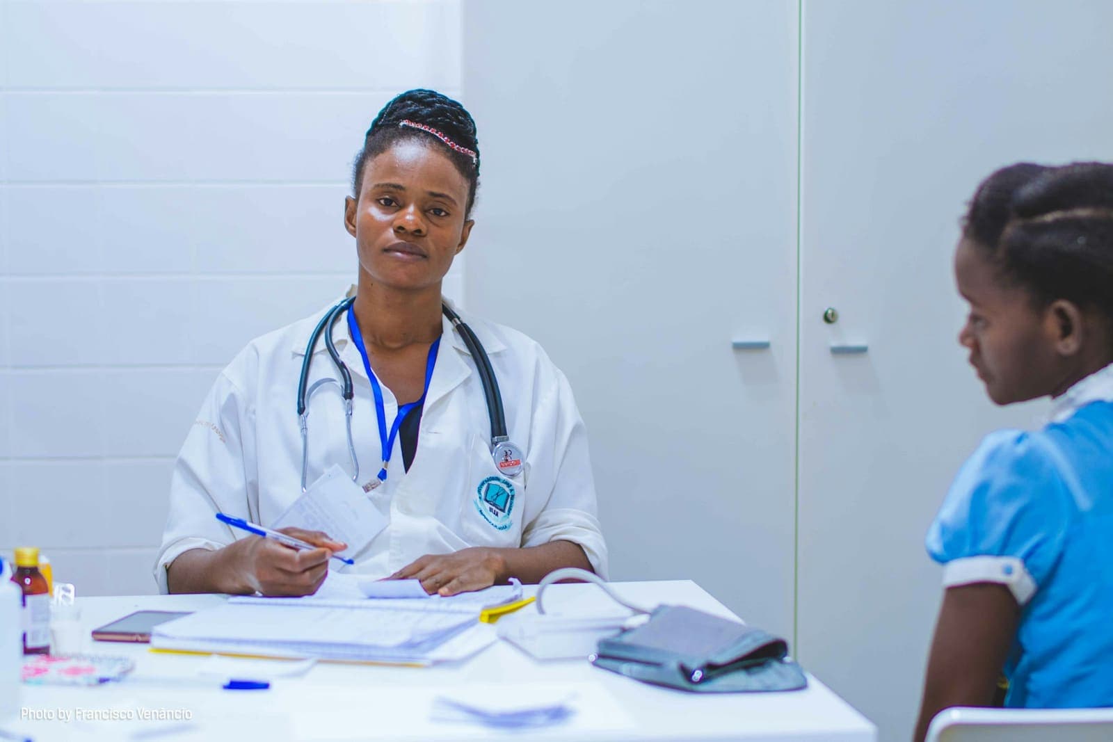 Une médecin reçoit une jeune patiente.